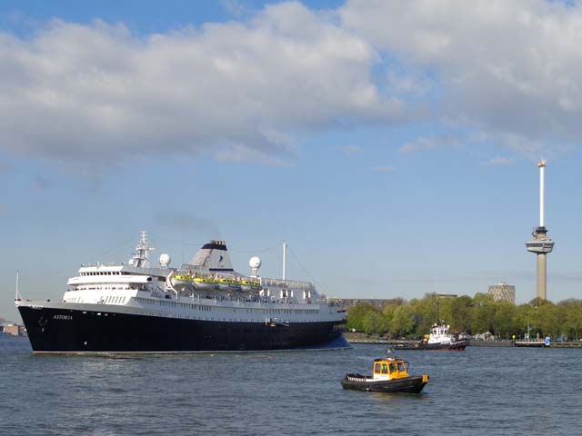 Cruiseschip ms Astoria van Cruise & Maritime Voyages aan de Cruise Terminal Rotterdam